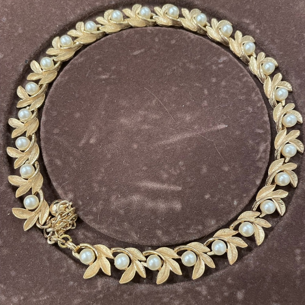 Vintage Avon Gold Leaves and Faux Pearl Jewelry Set - Picture 4 of 8